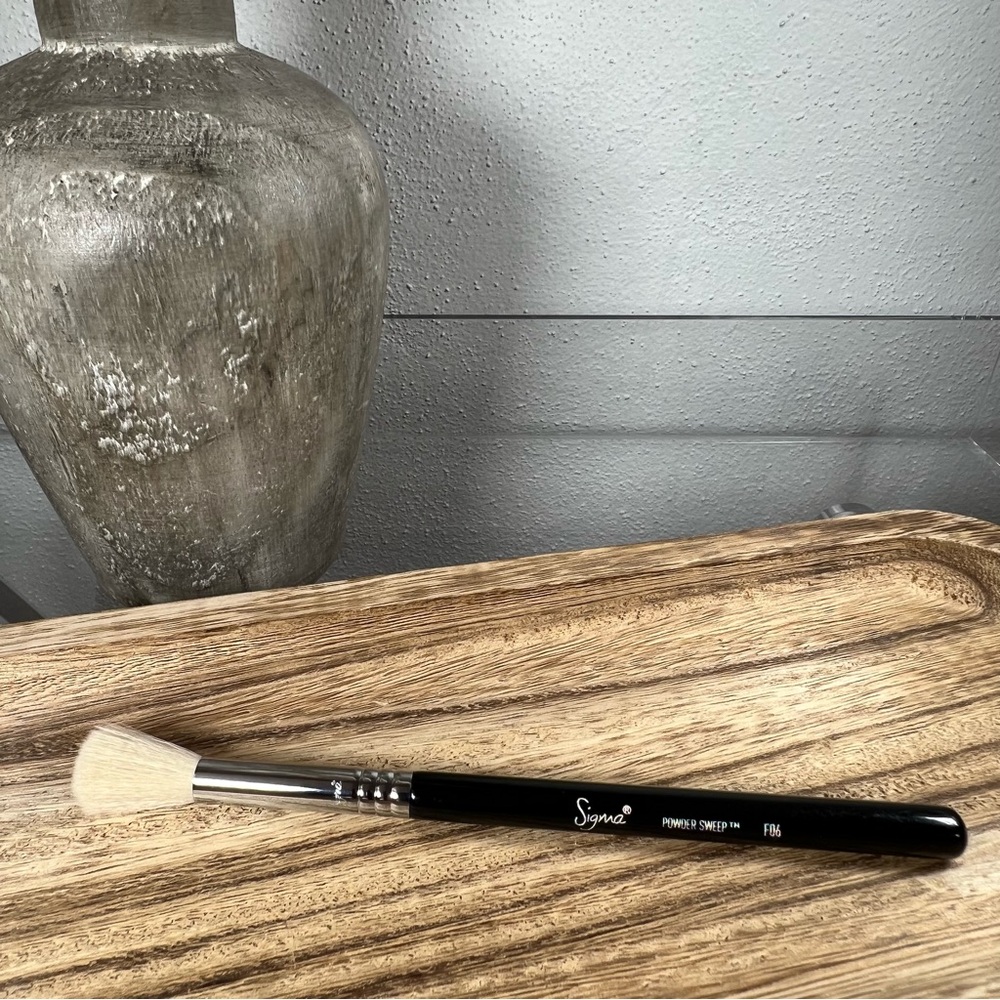 Sigma F06 Powder Sweep Brush